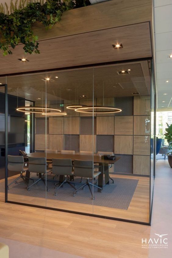 Vergaderruimte met ringverlichting en hout