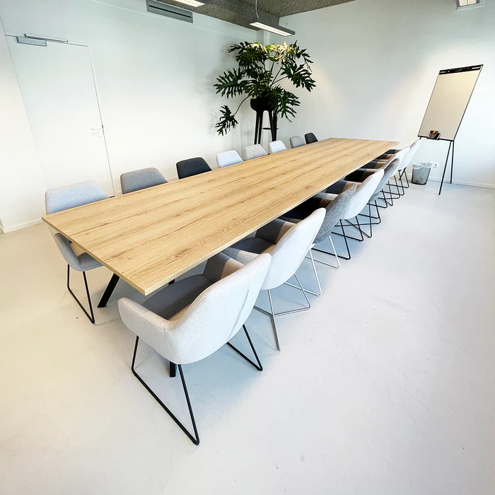 Grote vergadertafel Cube in lichte ruimte