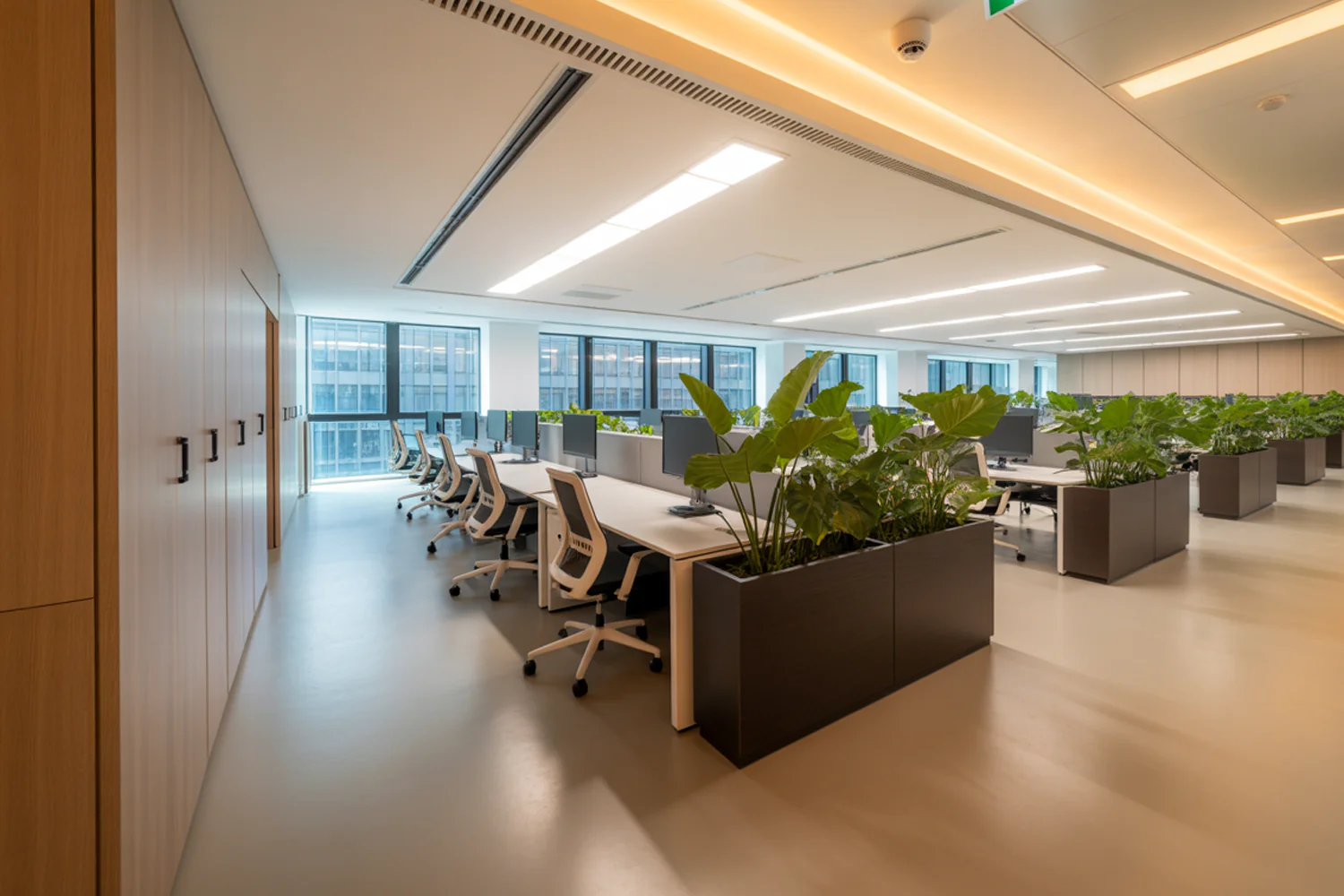 Modern open kantoor met ergonomische werkplekken en plantenbakken